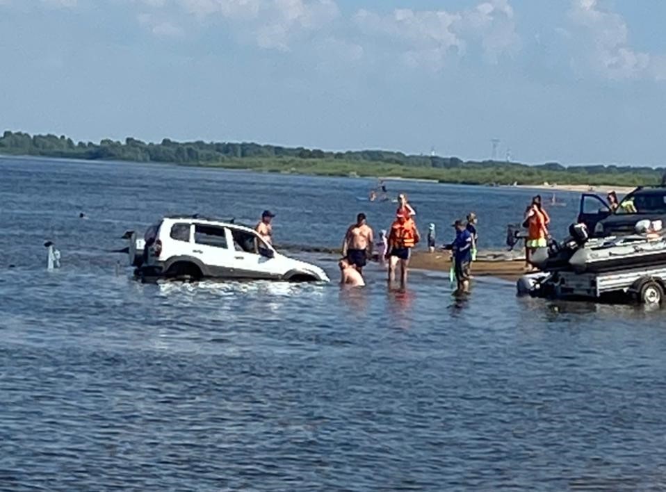 Внедорожник скатился в речку у Борского моста в Нижнем Новгороде