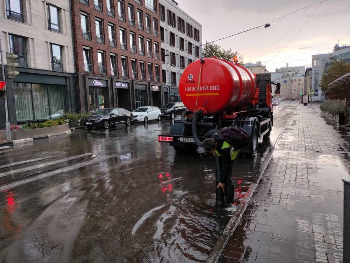 Технику направили на проблемные участки в Нижнем Новгороде после сильного дождя