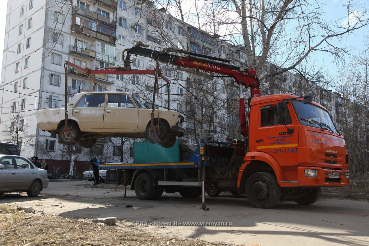 Более 40 брошенных автомобилей эвакуируют с улиц Автозаводского района