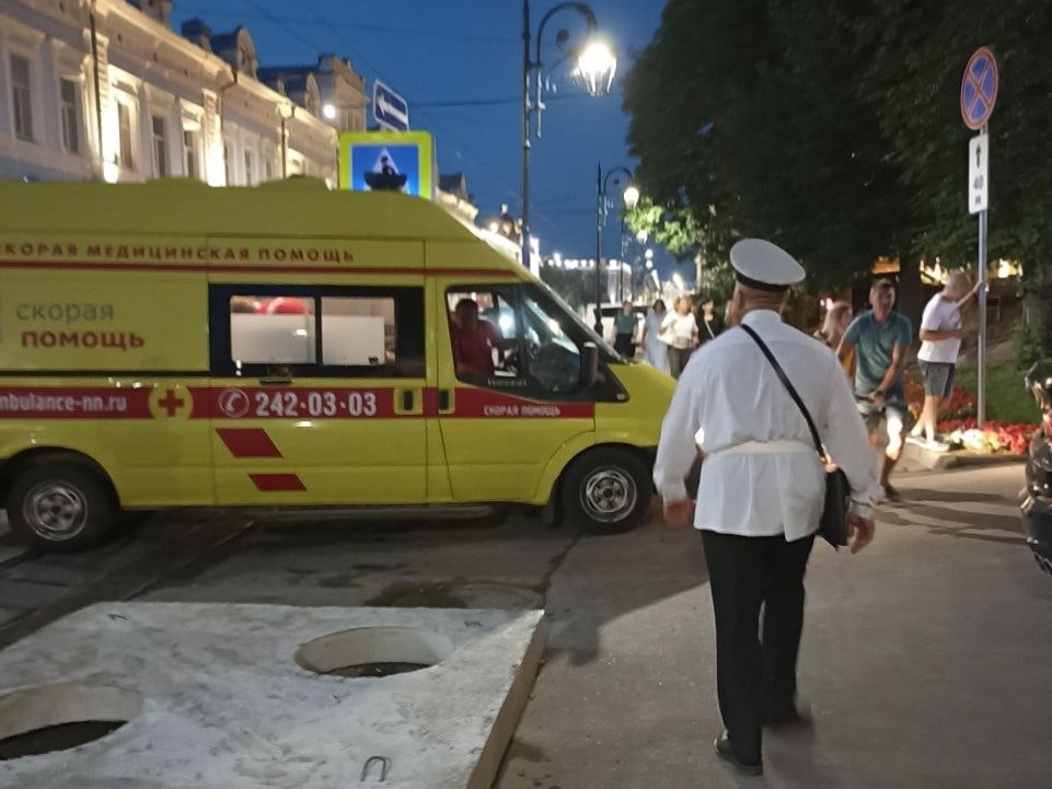 Нижегородский городовой вызвал «скорую» ребенку, которому стало плохо во время прогулки