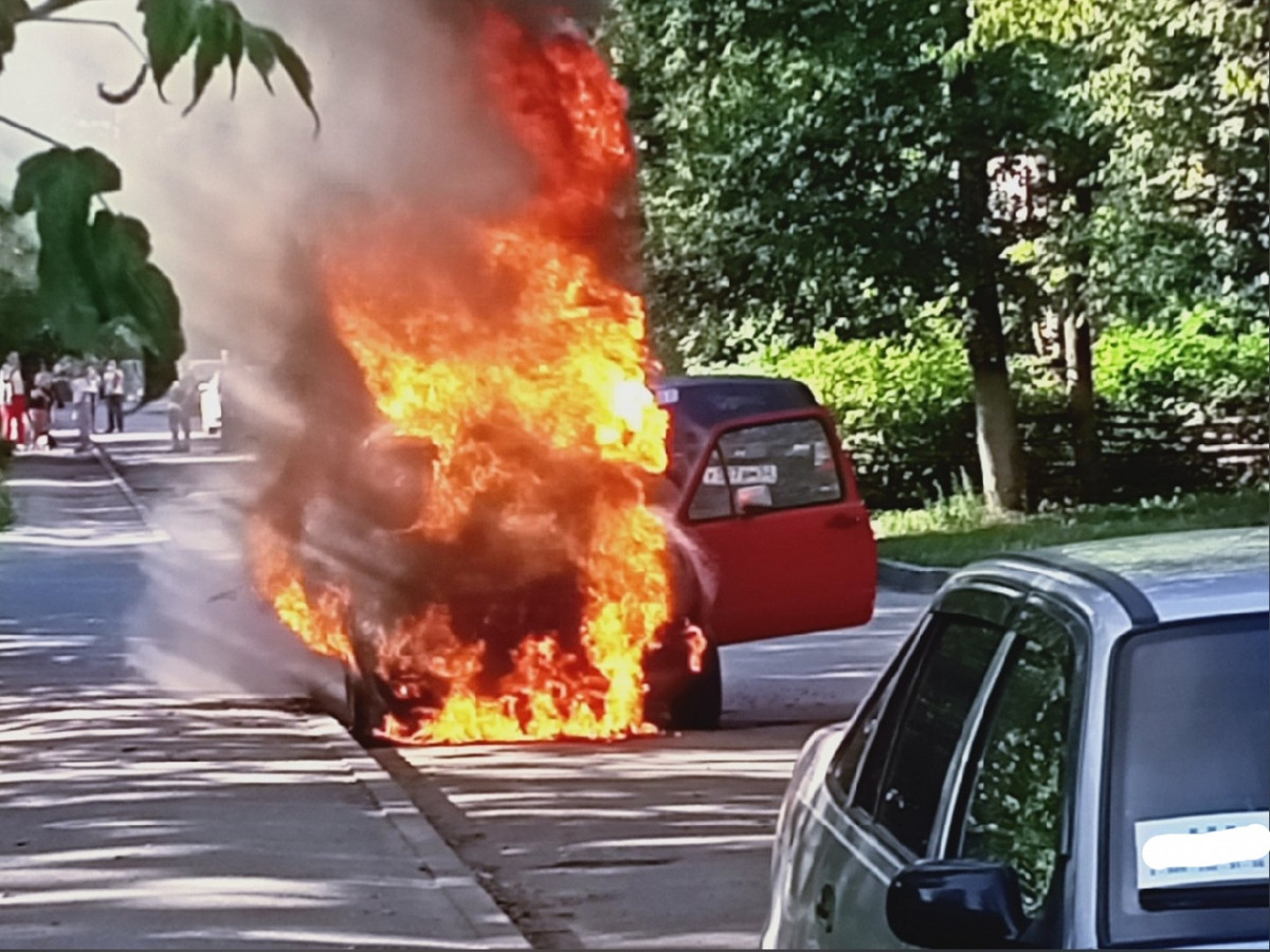Автомобиль сгорел на улице Дьяконова в Нижнем Новгороде