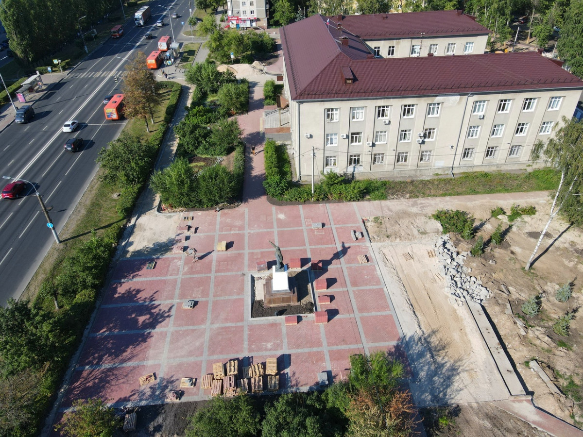Сквер у здания администрации Ленинского района не успели благоустроить в установленные сроки