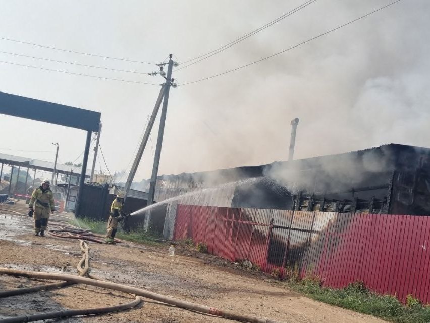Крупный пожар случился на складе на Бору 16 августа