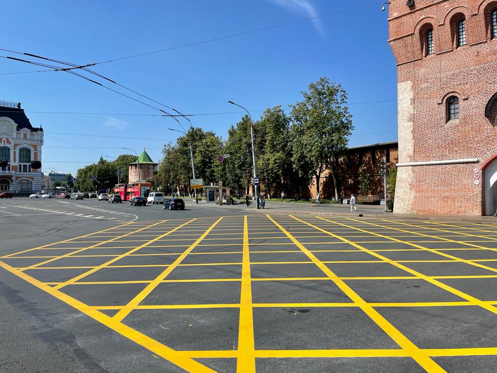 Вафельная разметка появилась у Дмитриевской башни в Нижнем Новгороде