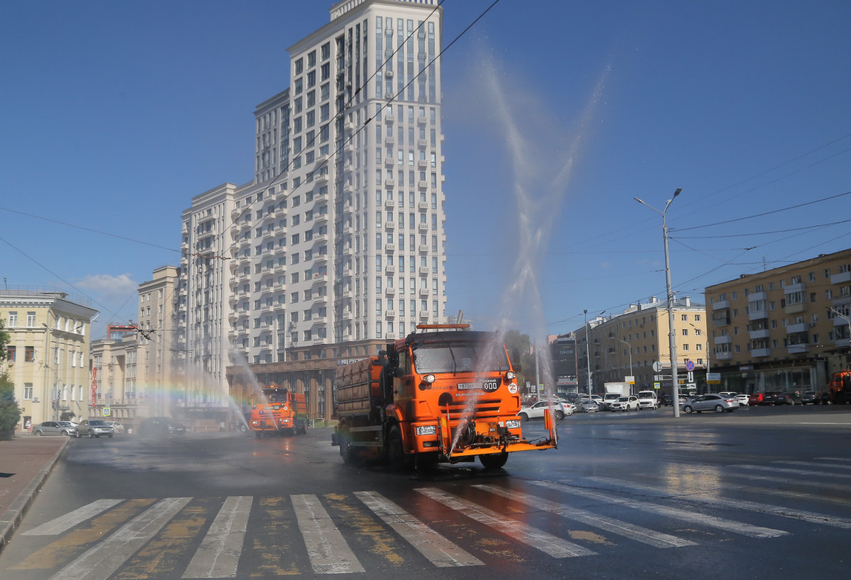 Поливальные машины круглосуточно моют дороги Нижнего Новгорода
