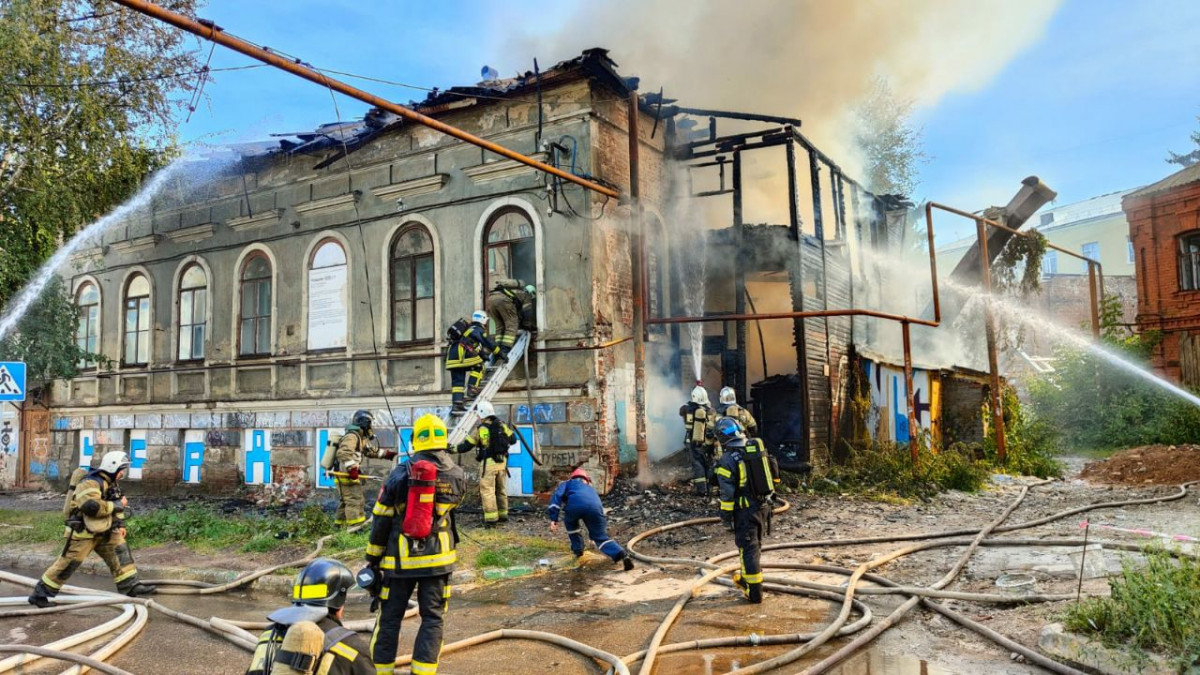 Два нежилых двухэтажных дома горят в центре Нижнего Новгорода