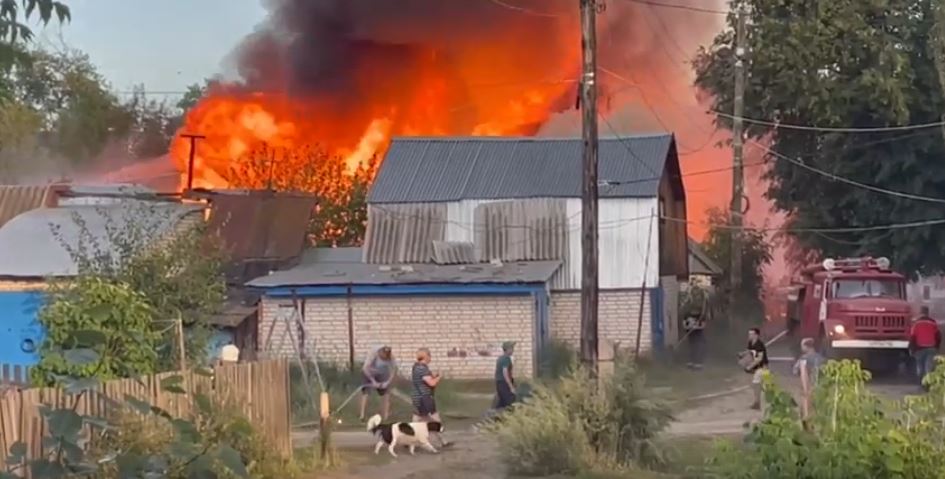 Дом горит в затоне Парижской Коммуны на Бору