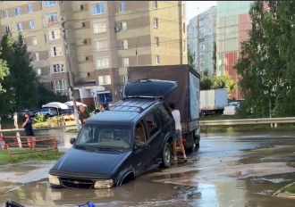 Автомобиль провалился под землю в Автозаводском районе