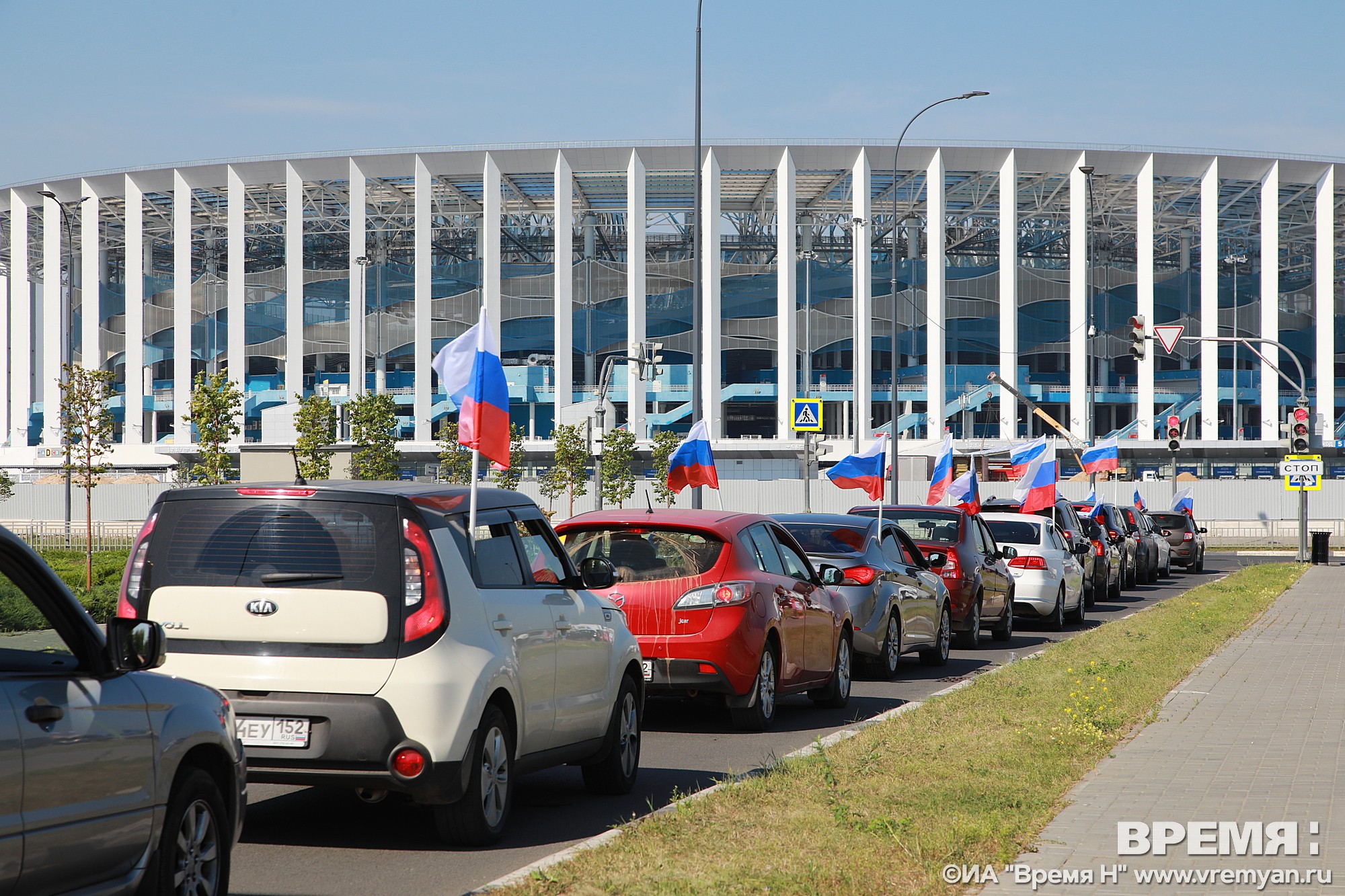 День россии в нижнем новгороде. Автопробег Нижний Новгород. Российский флаг на автомобиле. Новгород авто. Флаг России Нижний Новгород.