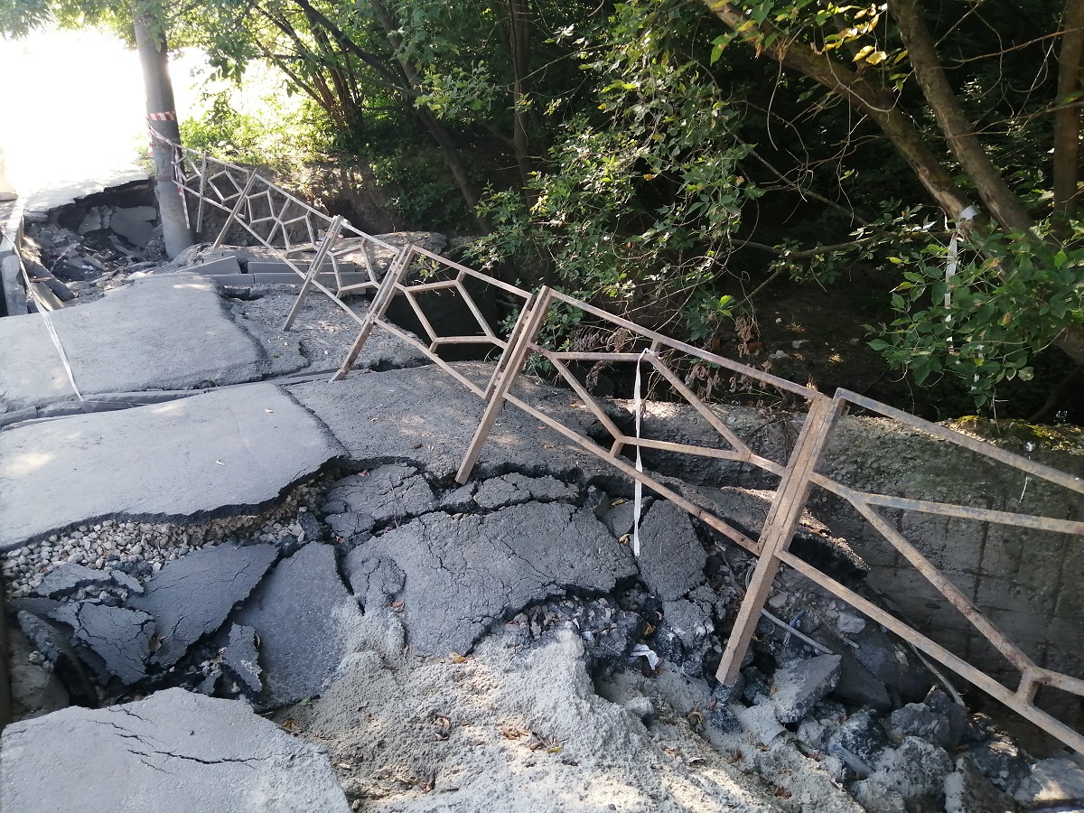 Провалы грунта на улицах Ошарской и Ванеева могут увеличиться