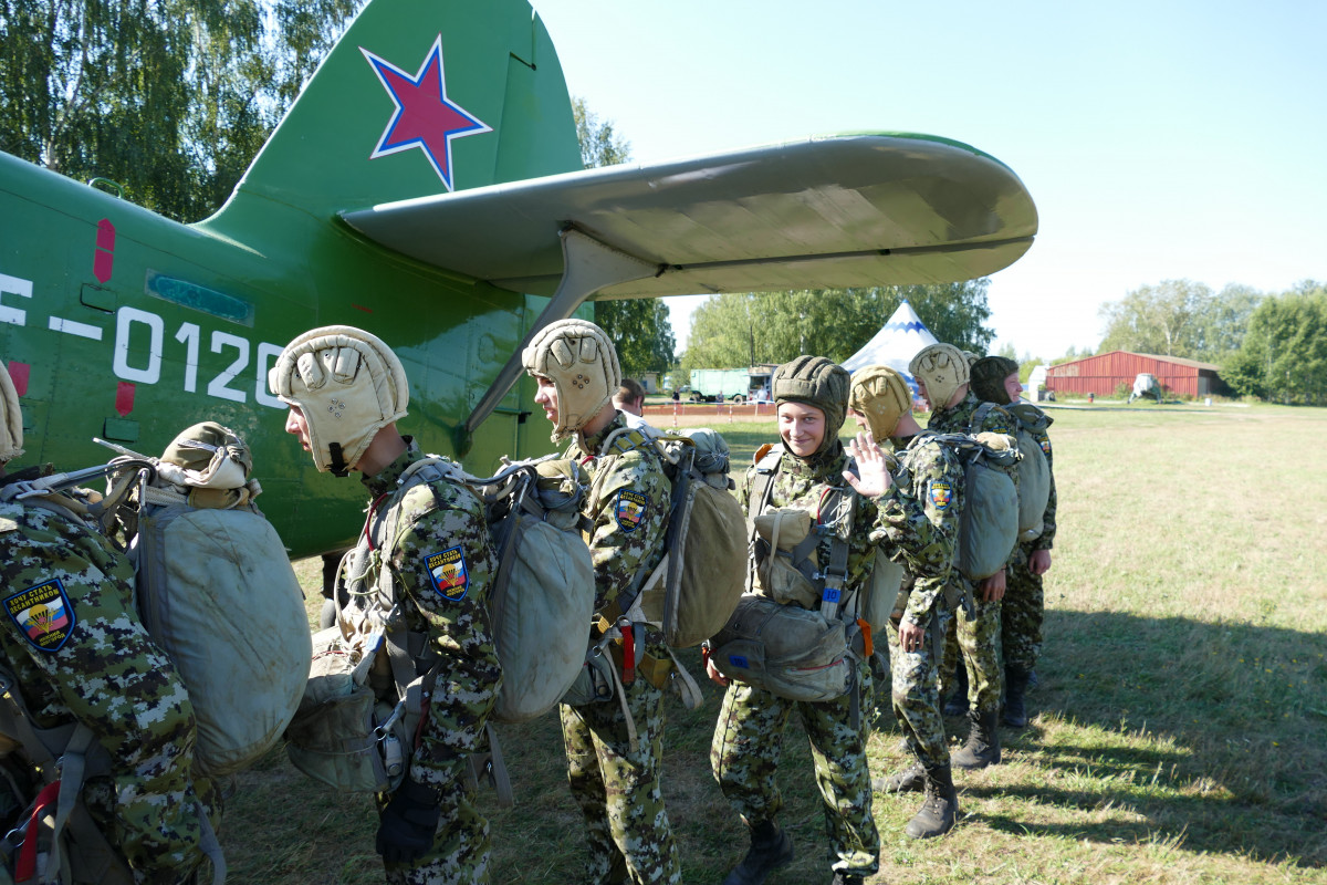 30 воспитанников патриотического лагеря «Хочу стать десантником» прыгнули с парашютом в Богородске