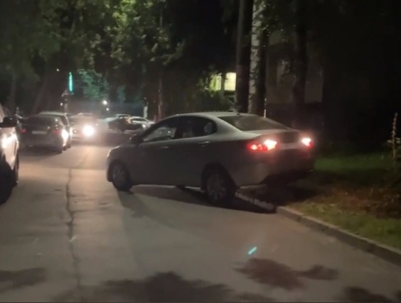 Нижегородцы снова пожаловались на нехватку парковок у парка «Швейцария»