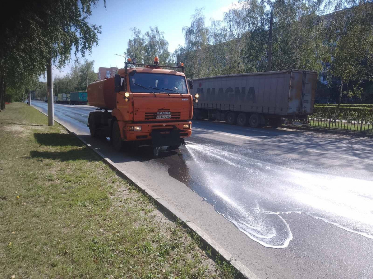 Полив зеленых насаждений усилили в Нижнем Новгороде из-за жары