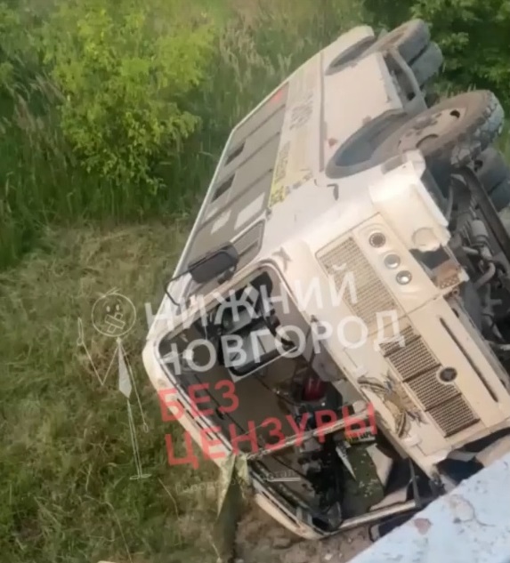 Рейсовый автобус упал с моста в Краснобаковском районе