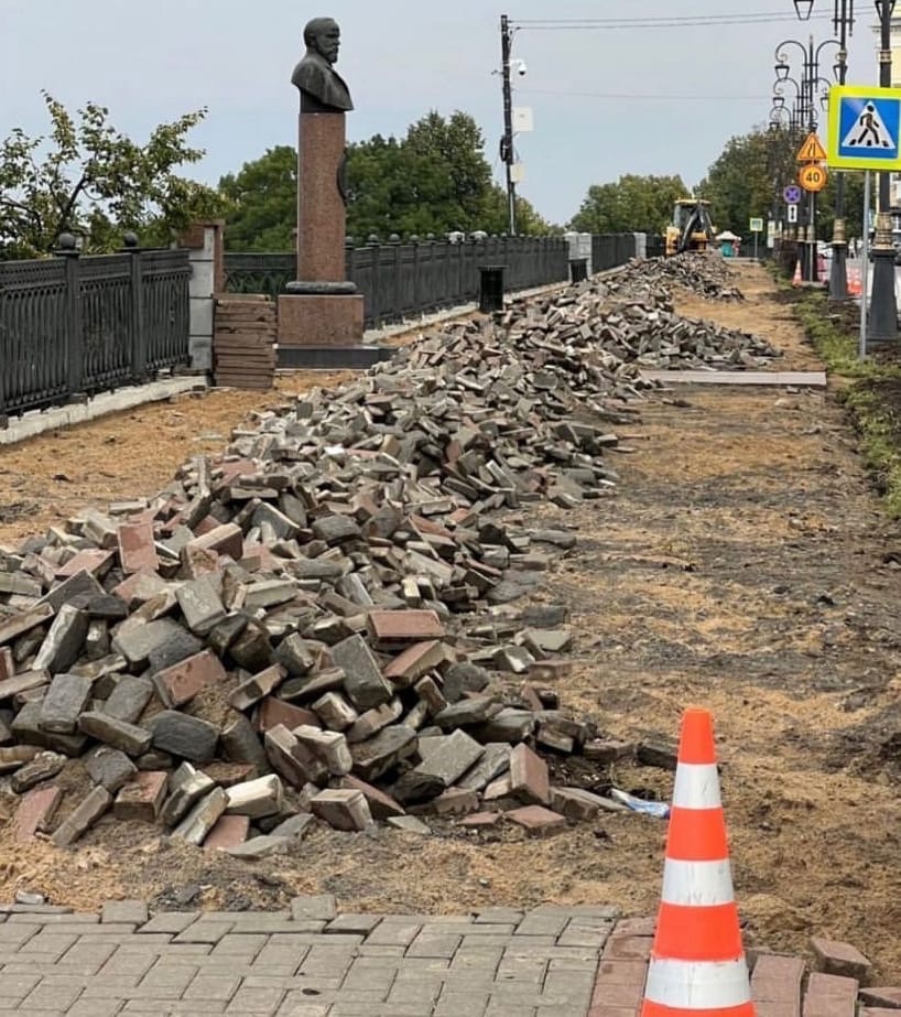 Брусчатку начали снимать на Верхне-Волжской набережной в Нижнем Новгороде