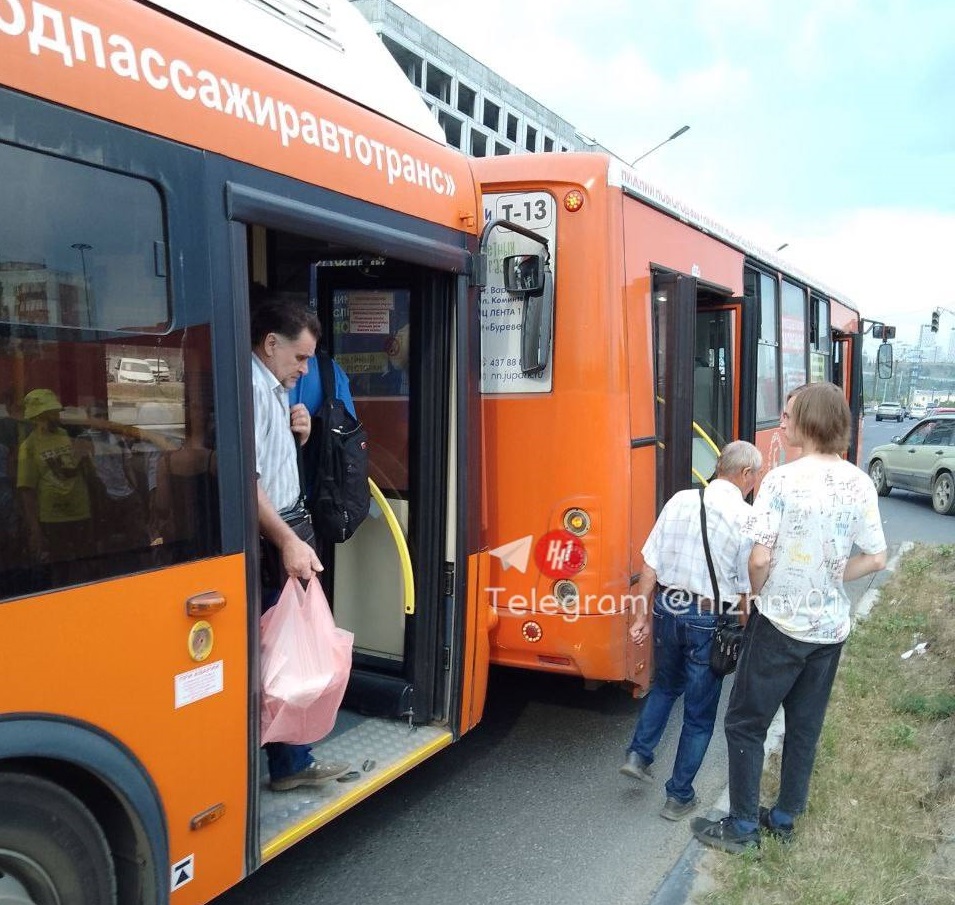 Маршрутка и автобус столкнулись на Комсомольской площади