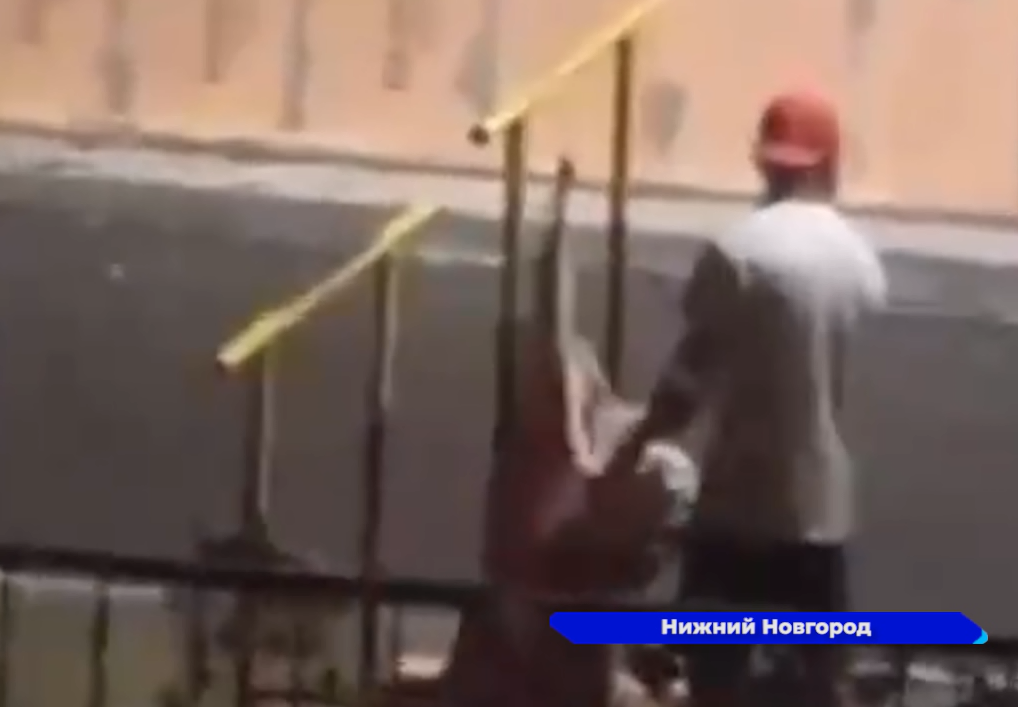 Мужчины разделали тушу барана во дворе школы в Нижнем Новгороде