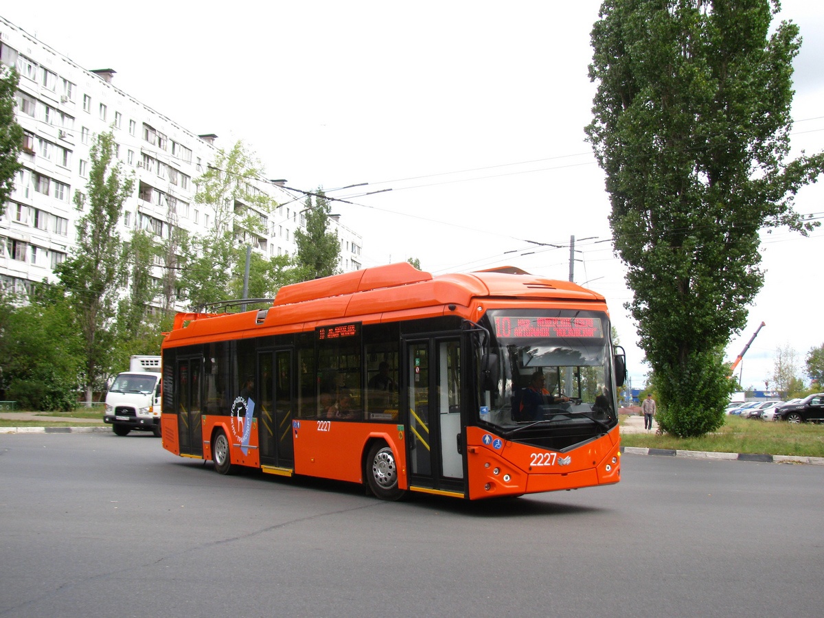 Автомобиль с арбузами протаранил новый троллейбус в Нижнем Новгороде
