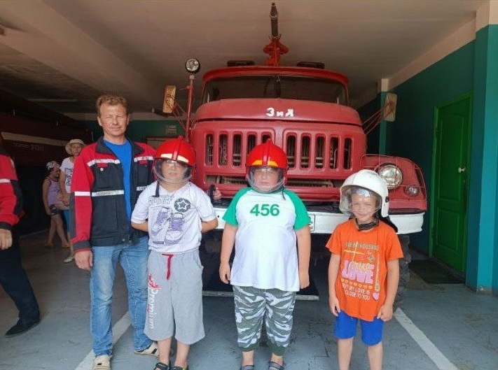 Три школьника помогали тушить пожар на Бору