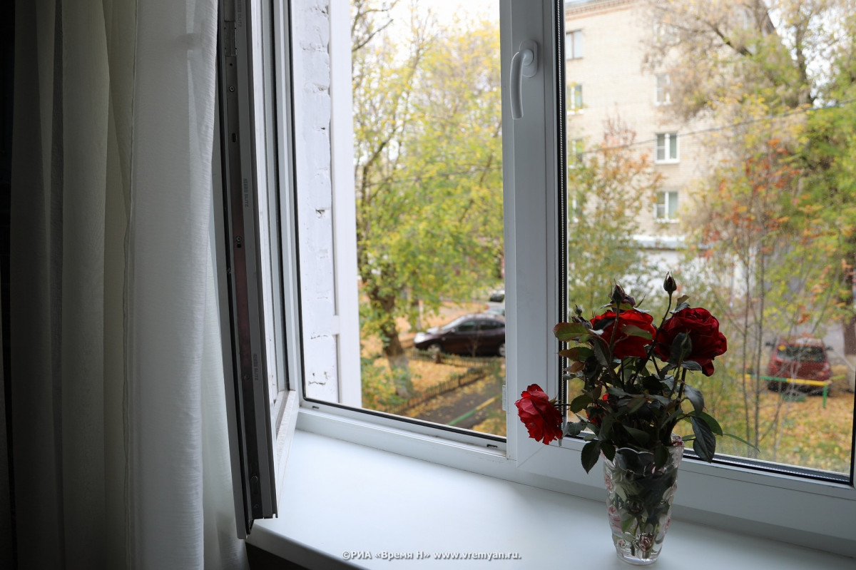 Женщина выпала из окна дома в Дзержинске и погибла