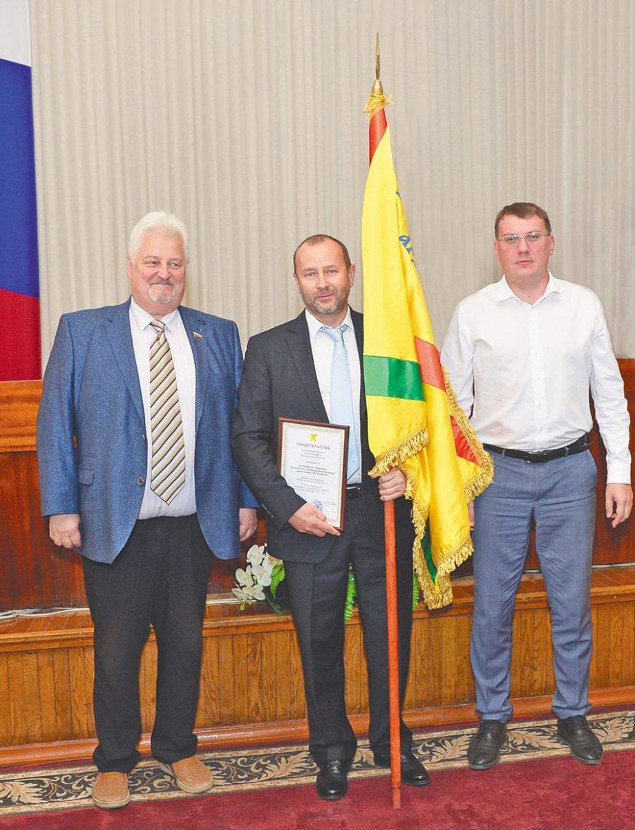 Директору АПЗ Андрею Капутистину вручили переходящий флаг Арзамаса