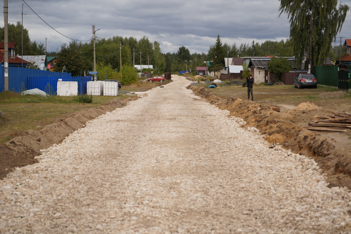 В поселках Дзержинского округа ведется ремонт 10 км дорог по проекту «Вам решать!»