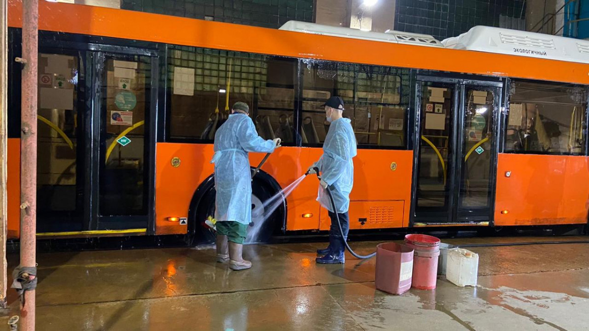 Нижегородские автобусы продолжают дезинфицировать перед рейсами