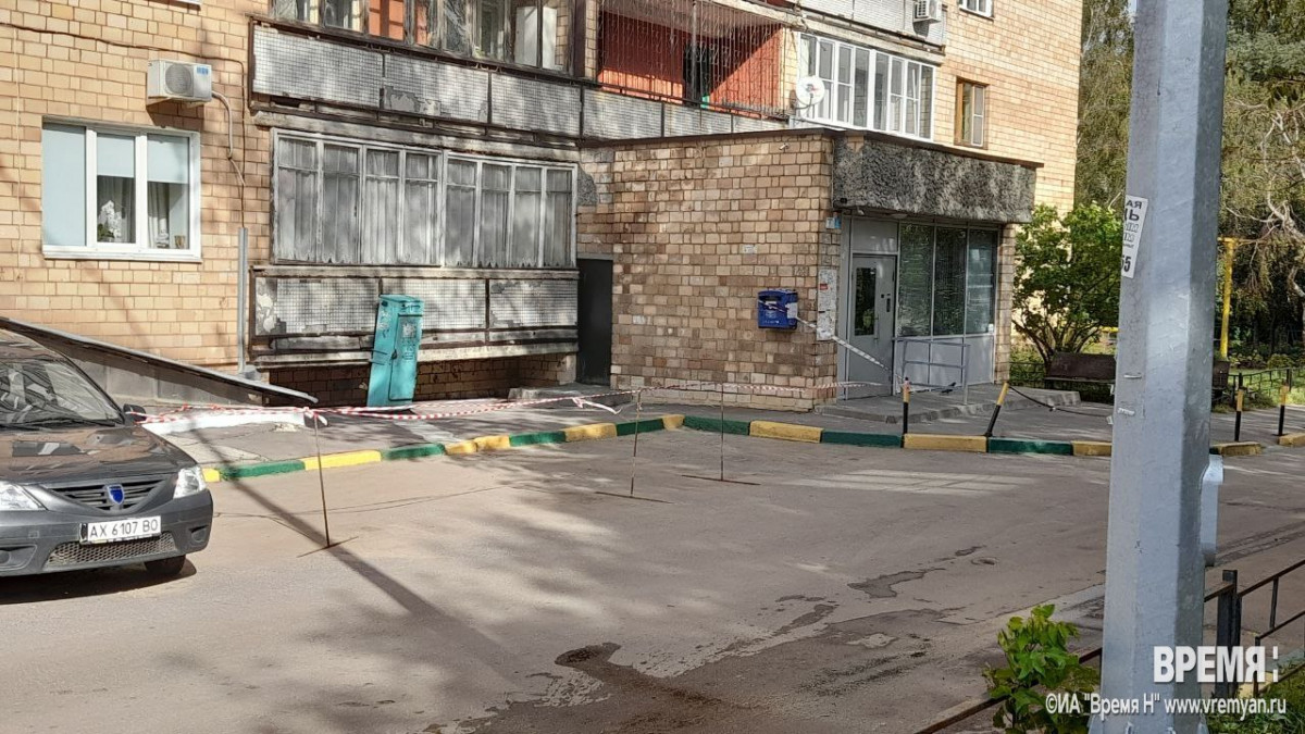 Балкон жилой многоэтажки обрушился на улице Суетинской в Нижнем Новгороде