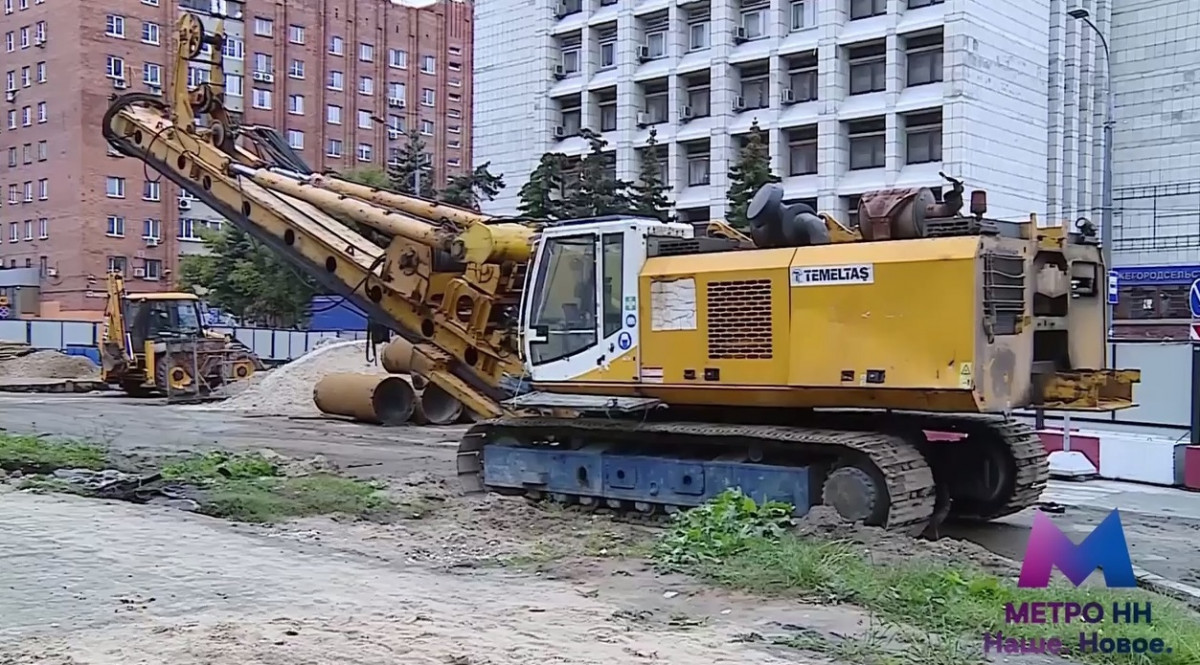 Первая буровая машина появилась на стройплощадке метро на улице Максима Горького