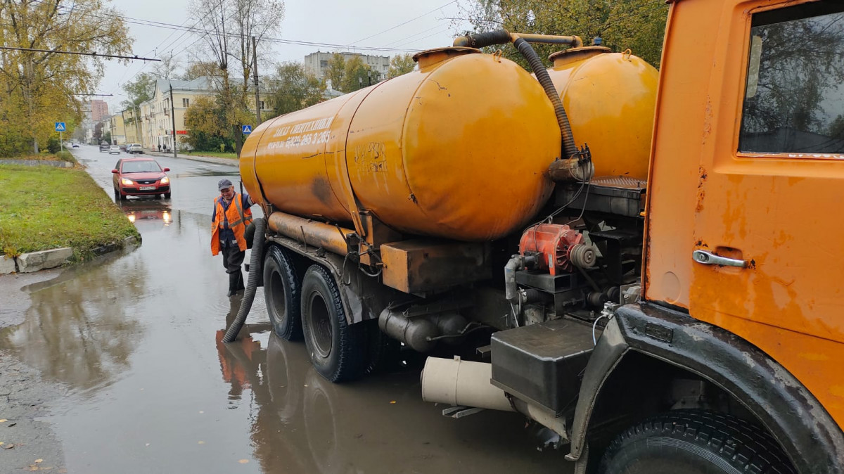 Воду откачивают с подтопленных улиц Нижнего Новгорода