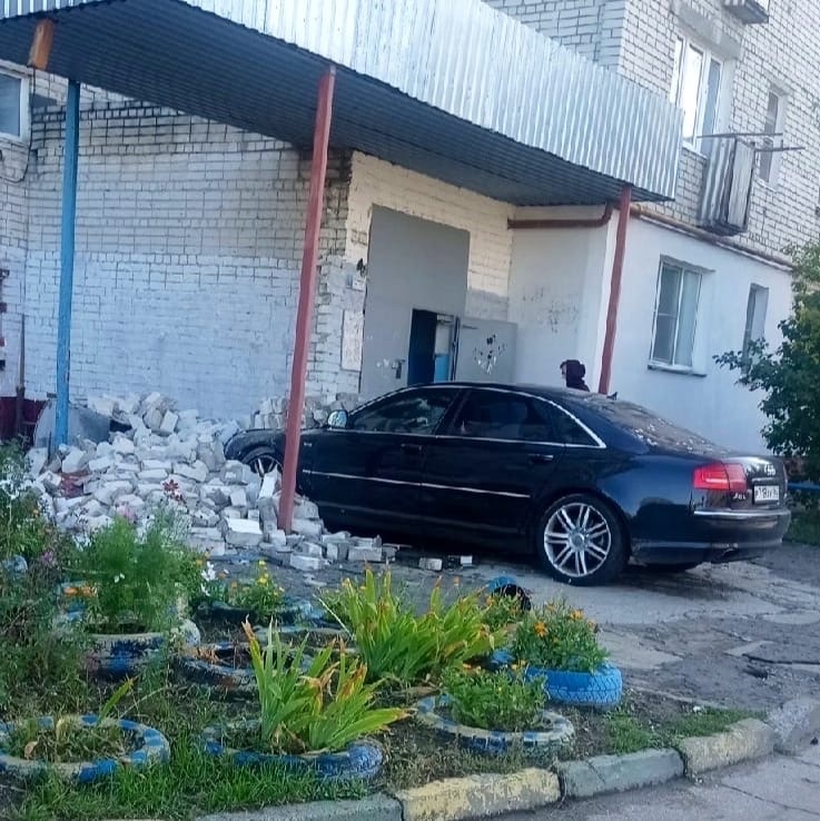 Автомобиль врезался в подъезд многоэтажки в Нижнем Новгороде