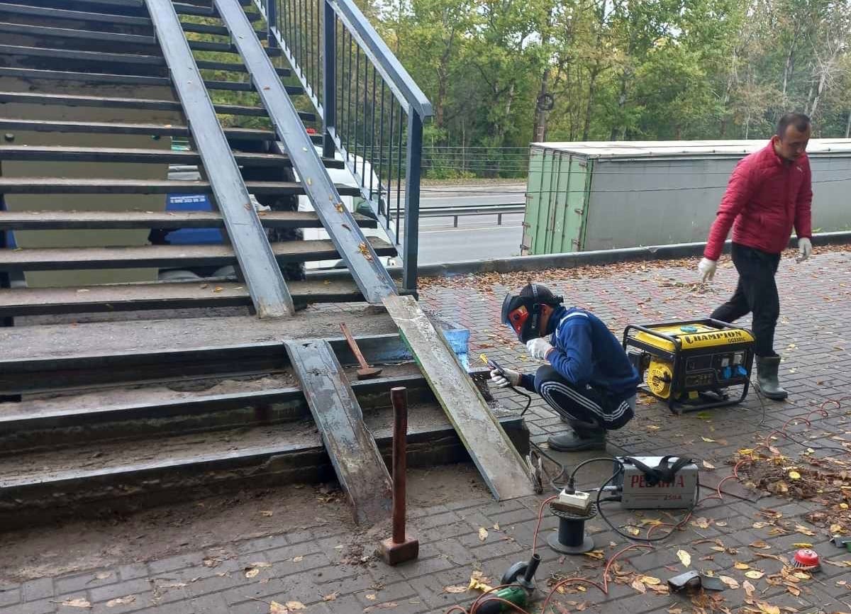 Ремонт пандуса начат на пешеходном мосту через улицу Ларина в Нижнем Новгороде