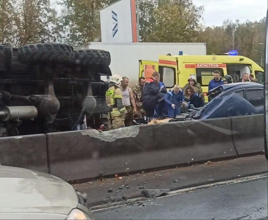 Три человека пострадали в ДТП с военным грузовиком на Московском шоссе