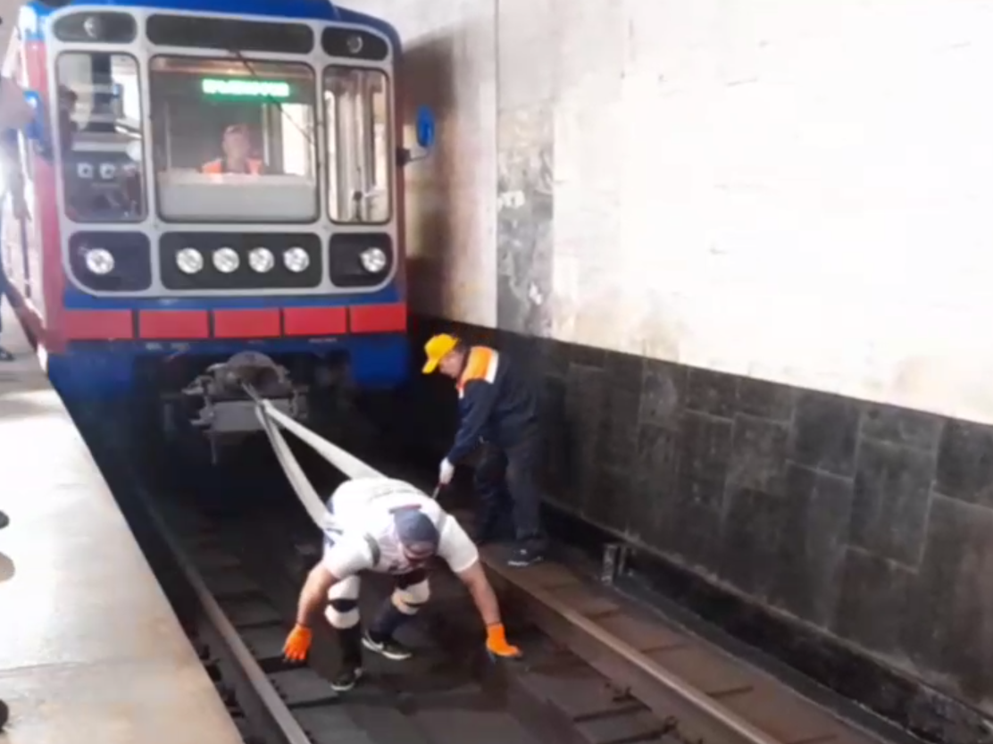 Мировой рекорд по буксировке многотонной техники человеком установлен в нижегородском метро