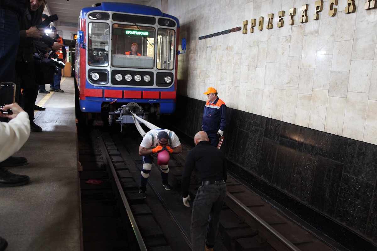 Русский богатырь установил мировой рекорд по буксировке техники в нижегородском метро