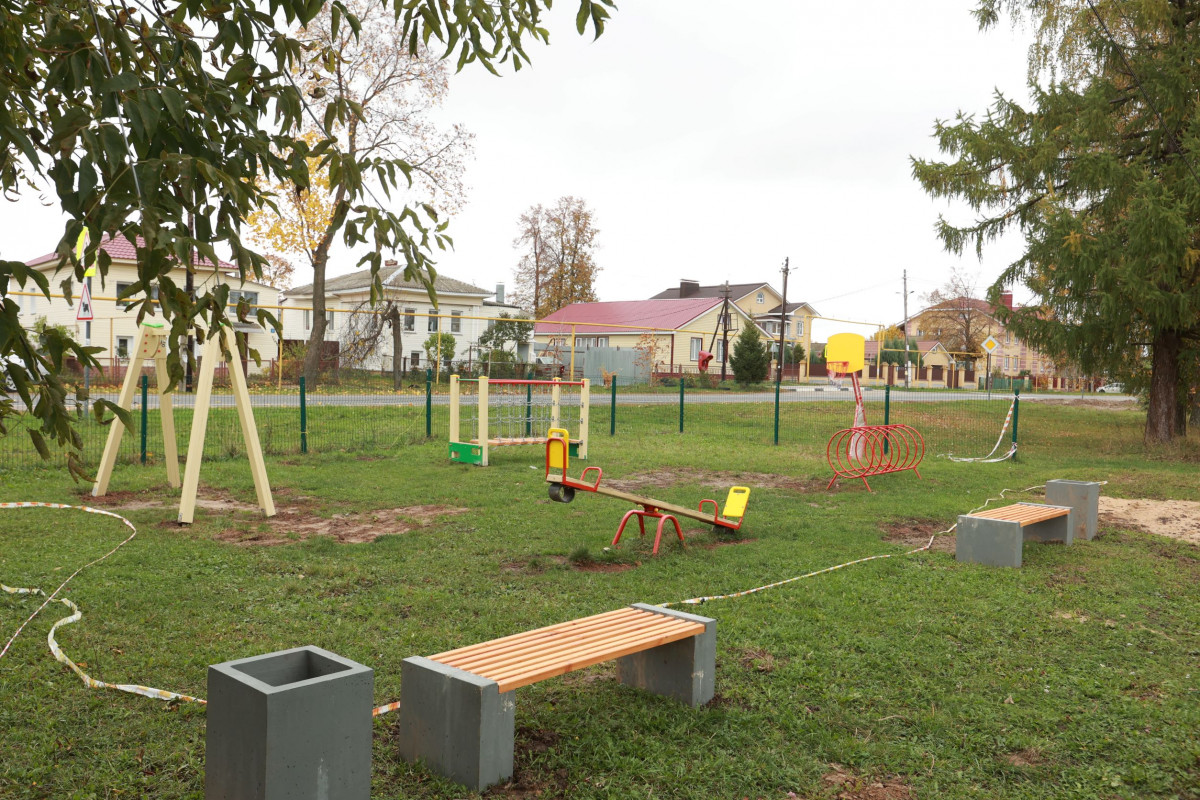 В поселках Дзержинского округа завершается установка спортивных и детских площадок