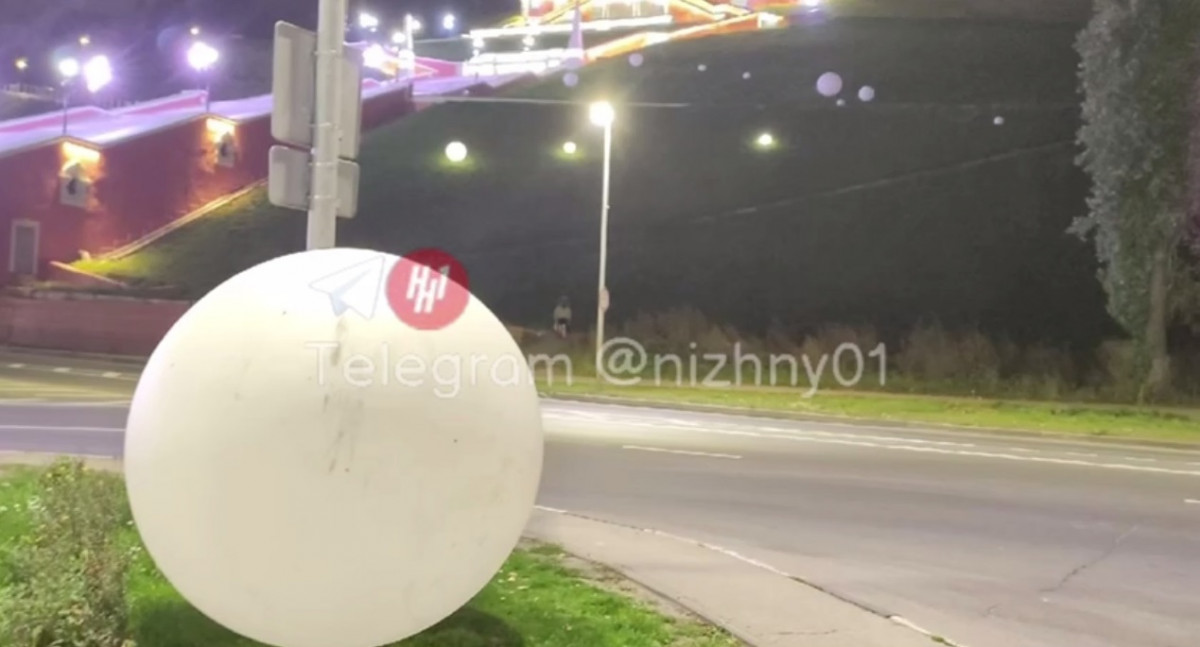 Светящийся шар со склона у Чкаловской лестницы врезался в машину нижегородца