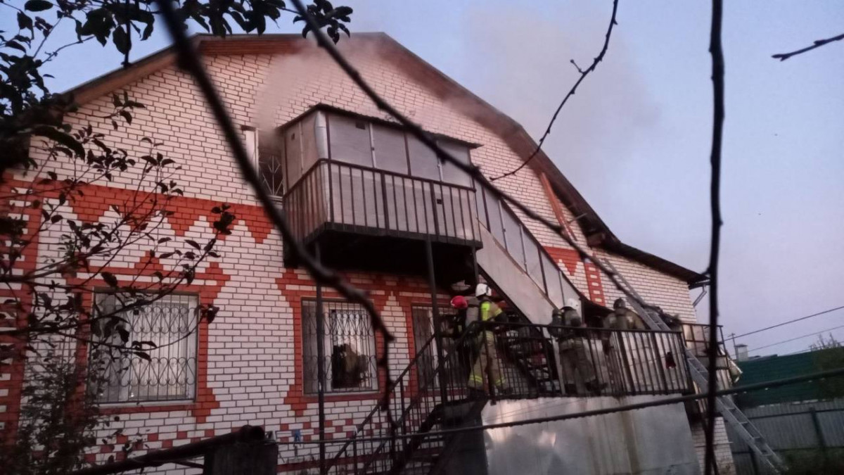 Пожар в доме под реабилитационный центр полностью потушен на Автозаводе