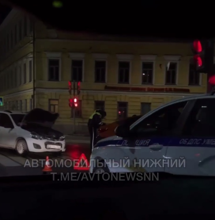Легковой автомобиль наехал на девушку в центре Нижнего Новгорода