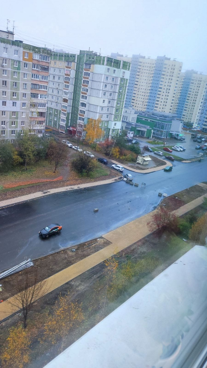 Делимобиль протаранил ограждение из бетонных блоков на улице Верхне-Печёрской