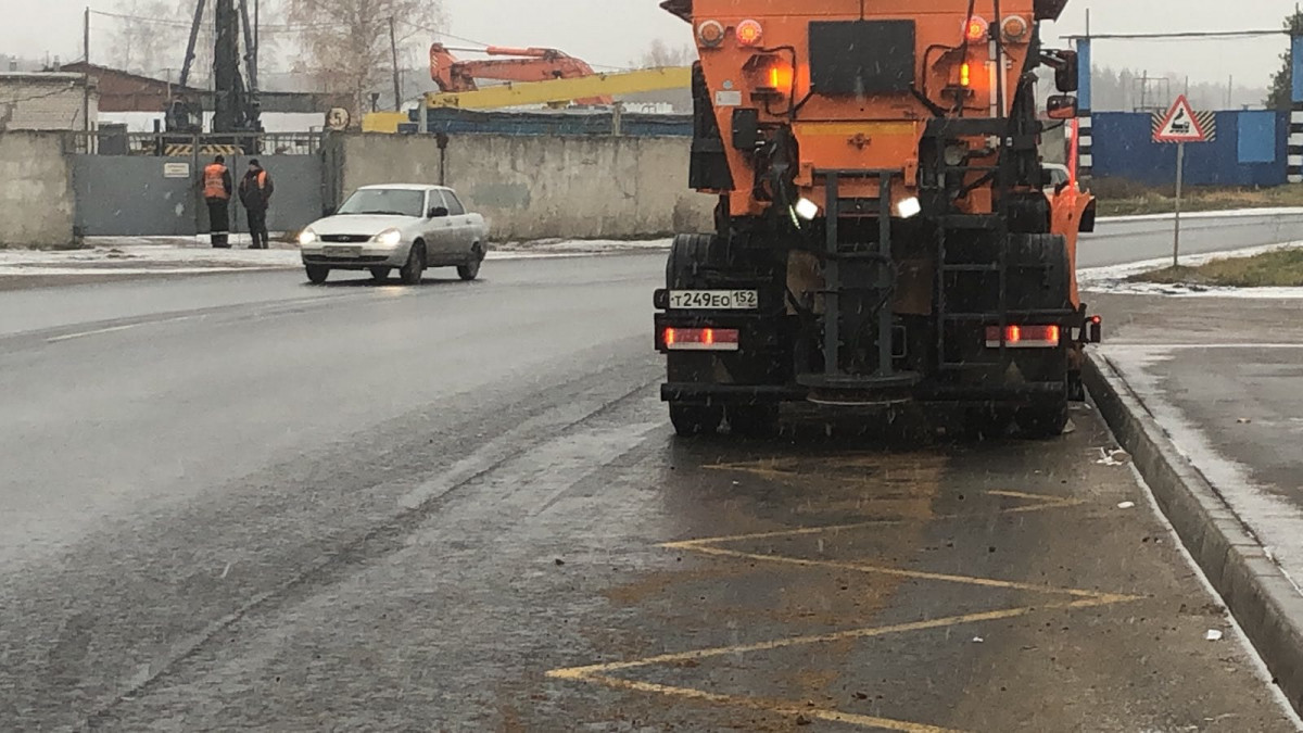 Спецтехника из 77 машин обрабатывает трассы Нижнего Новгорода