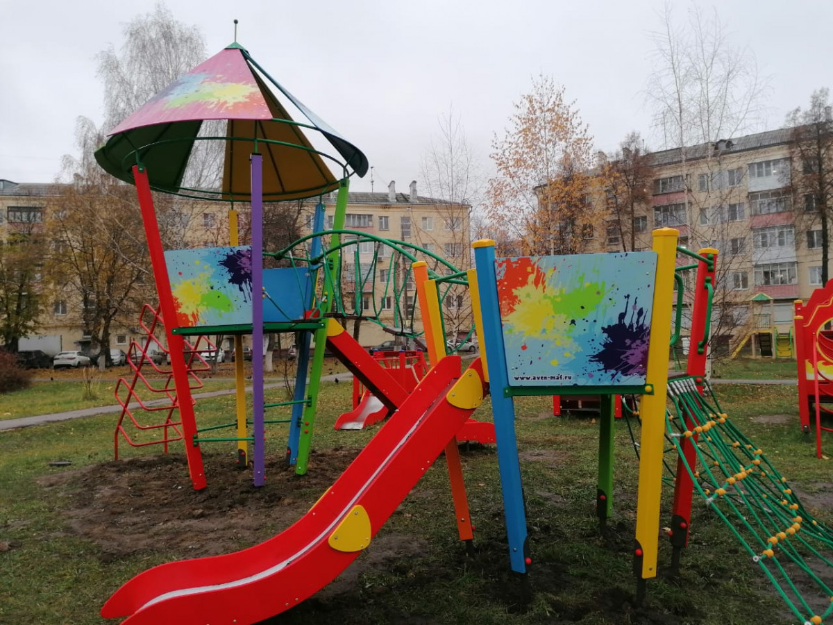 Новые игровые элементы установили на детской площадке на проспекте Ильича