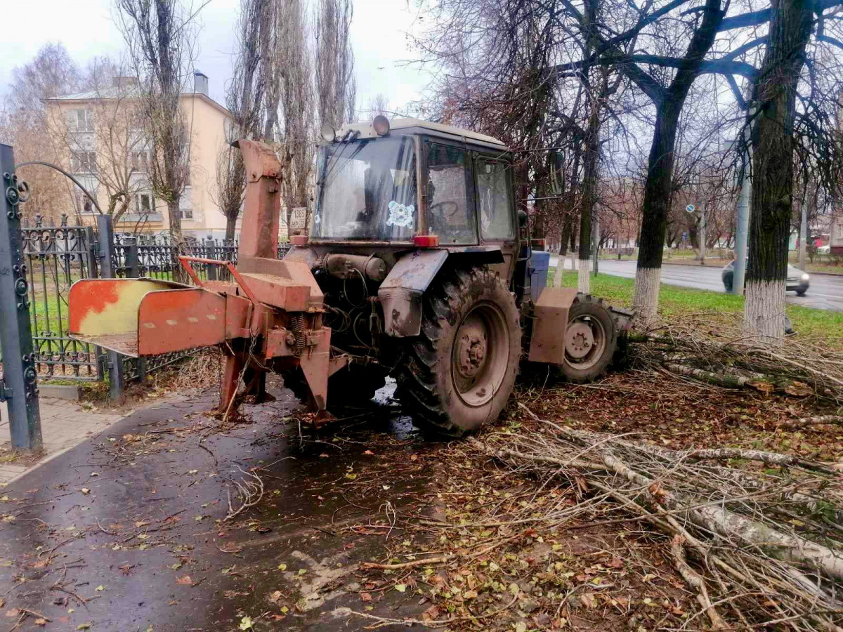 Городские службы устраняют последствия шквалистого ветра в Нижнем Новгороде