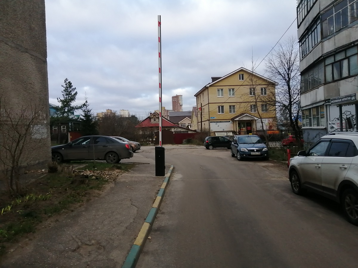 Проездной двор на улице Надежды Сусловой закрыли шлагбаумом