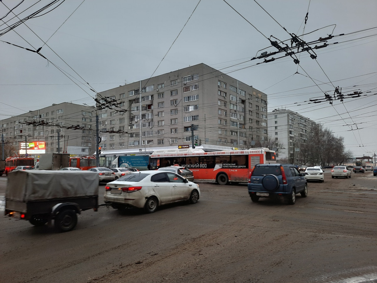 Пробки сковали движение в Нижнем Новгороде утром 21 ноября
