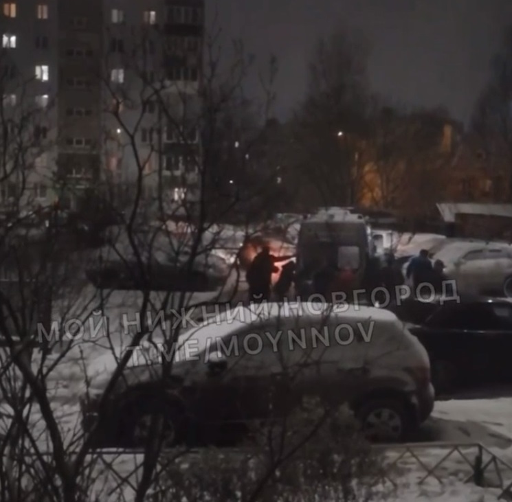 Машина скорой помощи застряла в снегу в Нижнем Новгороде