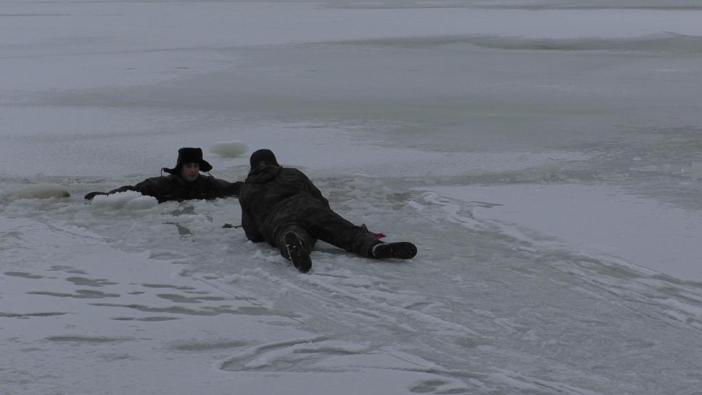 Спасатели провели тренировку по спасению провалившегося под лед человека