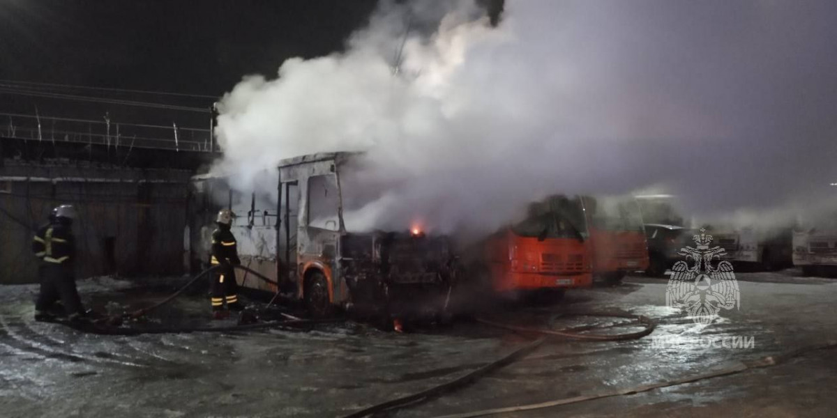 Два автобуса сгорели на парковке в Нижнем Новгороде