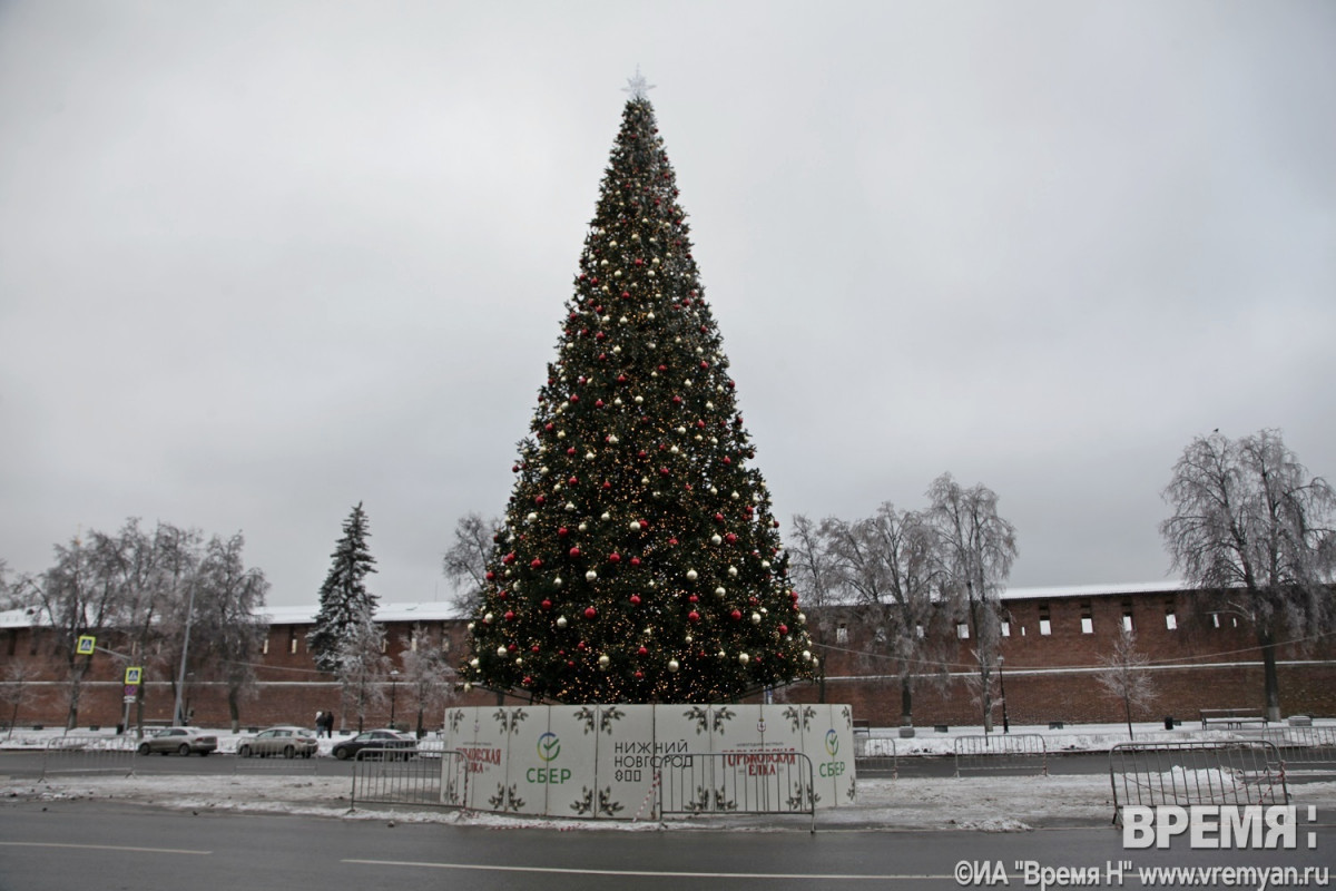 Старое оформление новогодней елки на площади Минина и Пожарского заменят