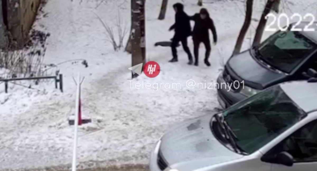 Нижегородский водитель избил подростка за съемку